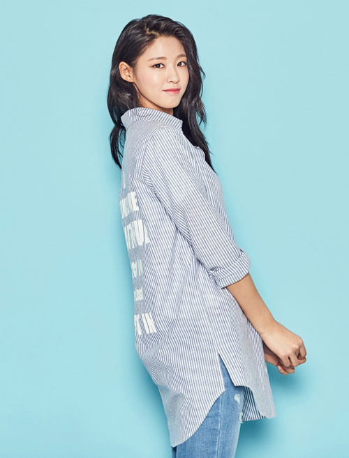 AOA金雪炫为代言品牌拍摄宣传照 穿休闲装显少女气息