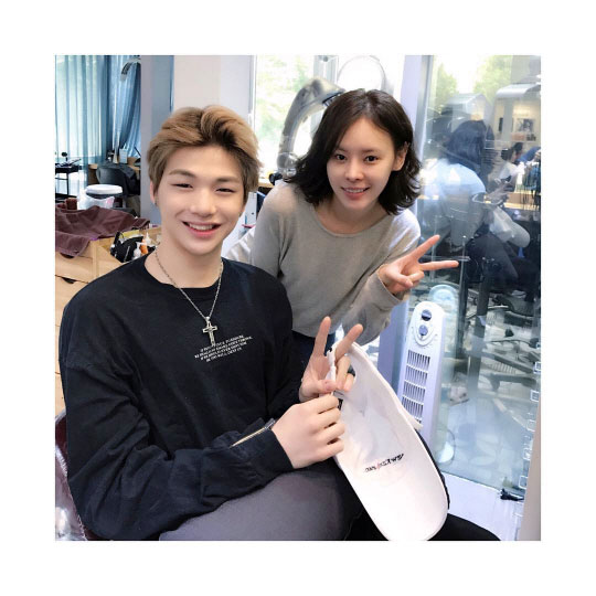 具在伊Instagram公开《Produce 101》第二季练习生姜丹尼尔合照
