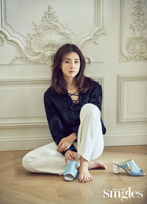 李宝英为杂志《Singles》拍摄最新画报公开 展现高雅妩媚和冷艳干练的魅力