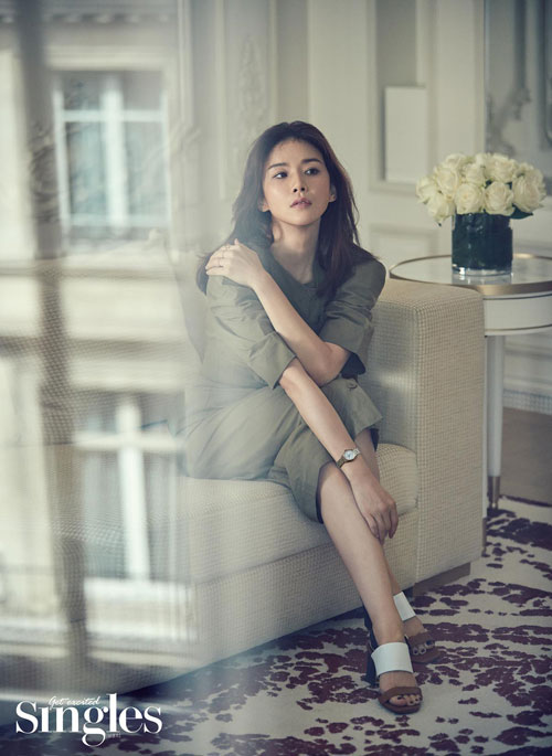 李宝英为杂志《Singles》拍摄最新画报公开 展现高雅妩媚和冷艳干练的魅力