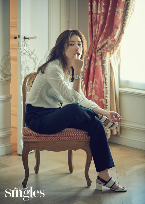 李宝英为杂志《Singles》拍摄最新画报公开 展现高雅妩媚和冷艳干练的魅力