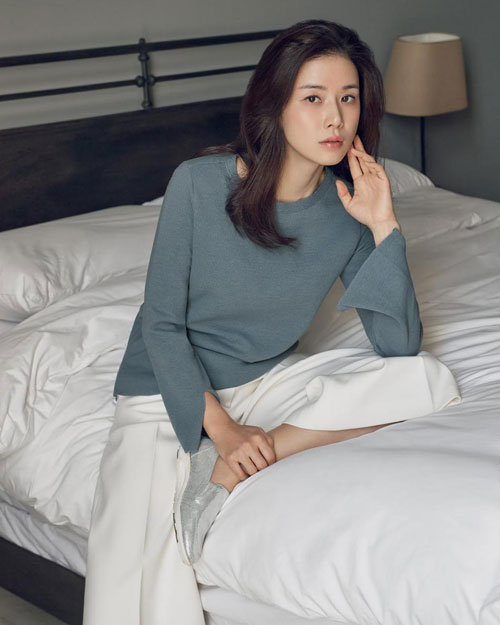 李宝英为杂志《Singles》拍摄最新画报公开 展现高雅妩媚和冷艳干练的魅力