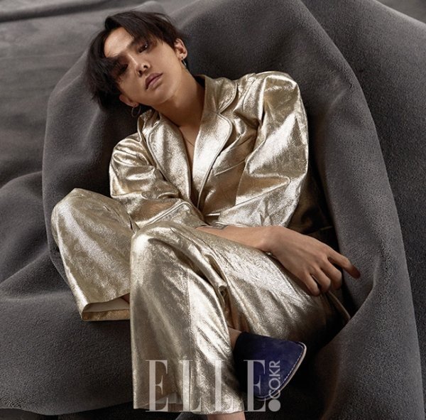 G-Dragon(权志龙)为时尚杂志《ELLE》拍摄封面与内页画报