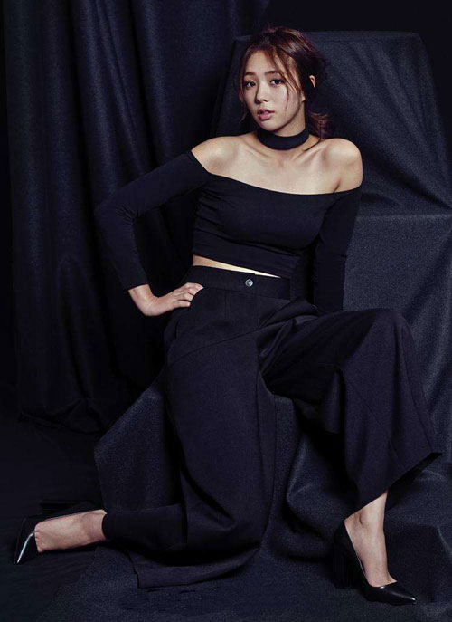蔡秀彬为时装杂志拍摄写真 展示她清纯动人的美貌