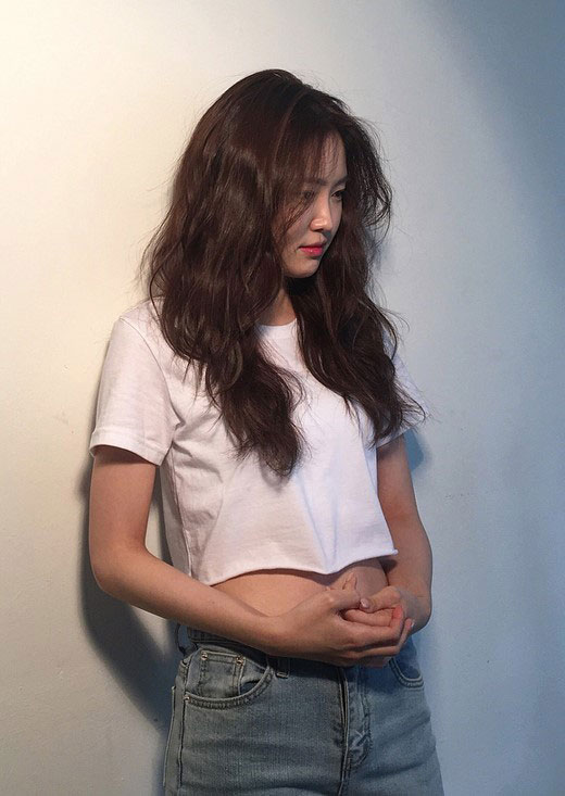 A Pink孙娜恩晒拍摄杂志写真的现场照 腰部曲线纤细迷人