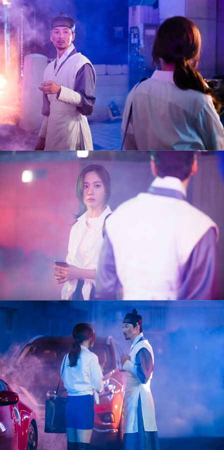 tvN新周末剧《名不虚传》公开演员金南佶、金亚中拍摄时的剧照