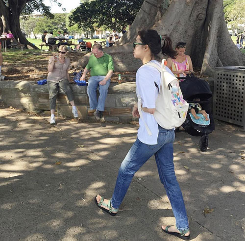 欧尼孔孝真休闲装度假 白T搭配牛仔裤依然很时髦