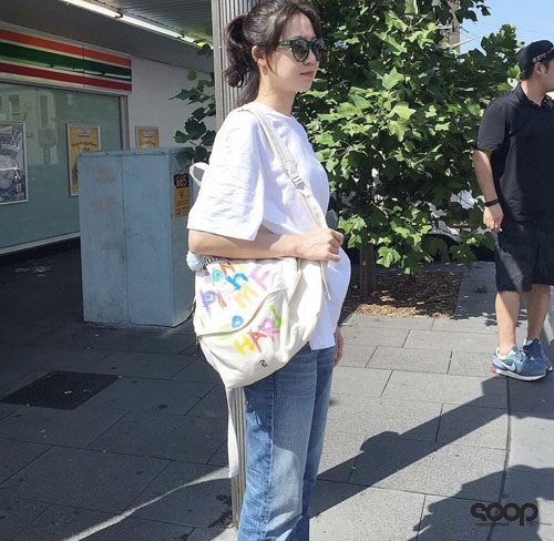 欧尼孔孝真休闲装度假 白T搭配牛仔裤依然很时髦
