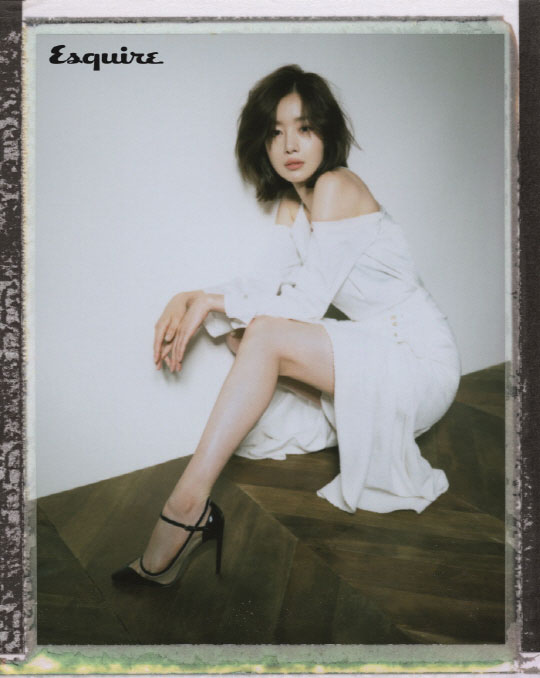 韩善花拍摄杂志《esquire》全新写真 散发出神秘梦幻的气息