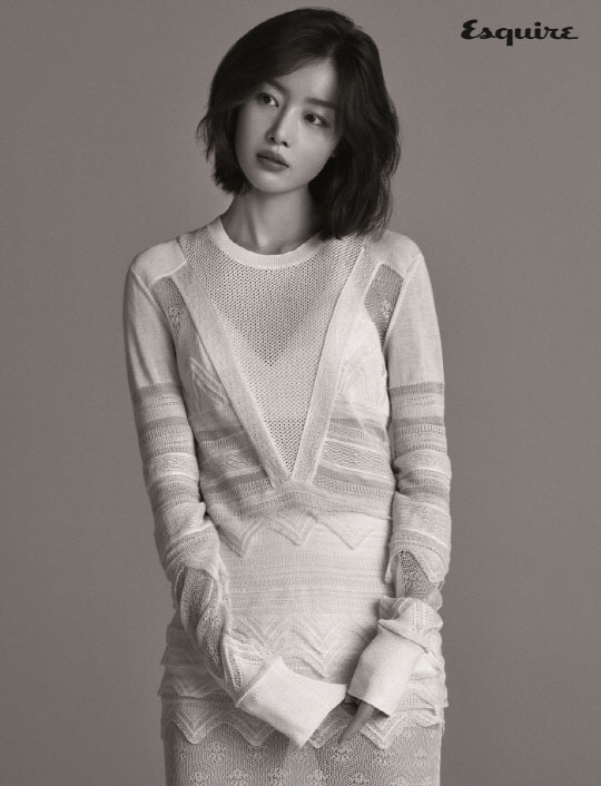 韩善花拍摄杂志《esquire》全新写真 散发出神秘梦幻的气息