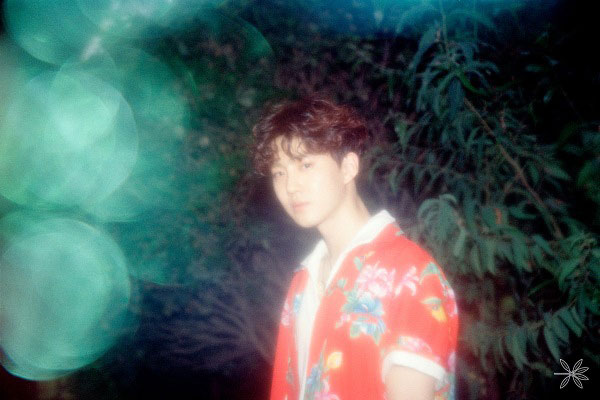 EXO最新专辑《THE WAR》公开成员金俊勉(SUHO)的个人概念照及预告影片
