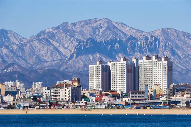束草海水浴场沙滩全长约2公里，其中开放的地方长1公里、宽75公尺，沙质良好、水质清澈、松林茂密；位于东海岸江原道地区的海边虽有十几个，但束草市仅拥有一座海水浴场。(图/shutterstock提供)