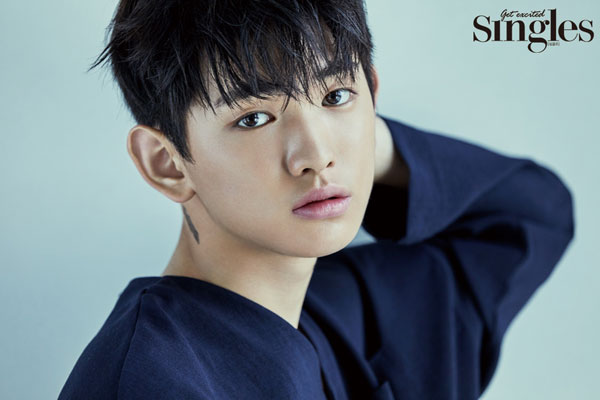 《Produce101》第二季练习生李义雄、安炯燮为时尚杂志《Singles》拍摄最新画报
