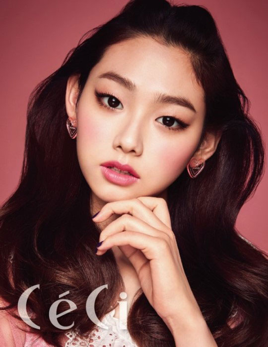 gugudan康美娜(Mina)为时装杂志最新一期拍摄写真 眼妆特色有个性