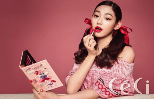 gugudan康美娜(Mina)为时装杂志最新一期拍摄写真 眼妆特色有个性