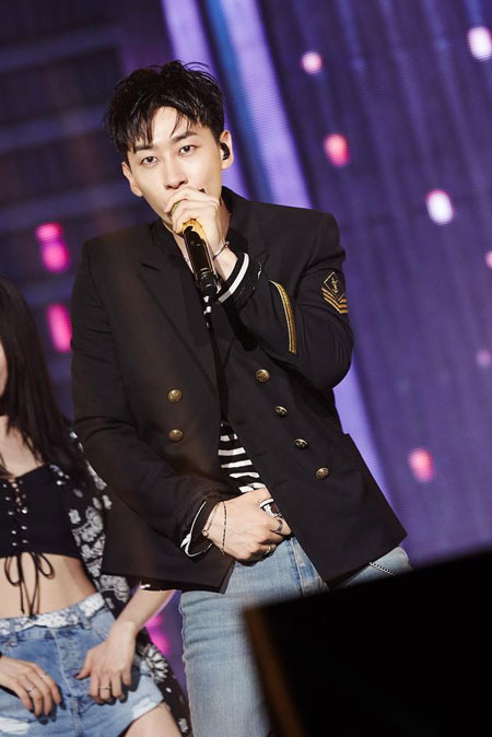 Super Junior成员东海、银赫在首尔世宗大学举行退伍后的首次Fanmeeting