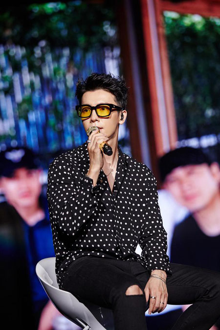 Super Junior成员东海、银赫在首尔世宗大学举行退伍后的首次Fanmeeting