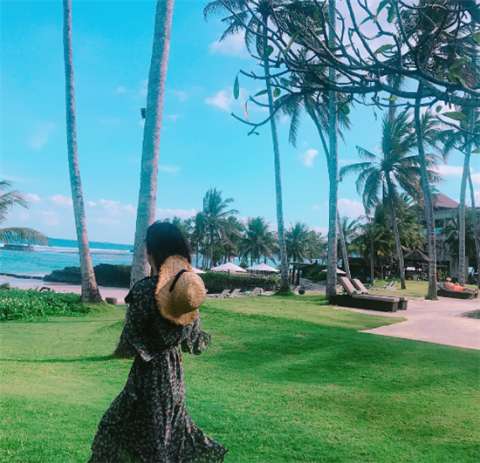 金智媛IG公开巴厘岛度假照片 穿碎花连衣裙头戴草帽满满的度假风情