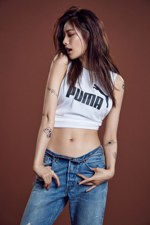 NaNa(林珍娜)携手运动品牌拍摄写真 身材高挑迷人健康的腹肌更添性感