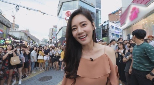 秋瓷炫韩国街头录制节目 群众围观不可思意想不到