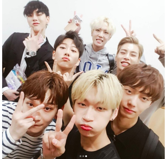 《Produce101》练习生组合JBJ合影