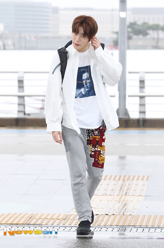NCT郑在玹机场被拍 赶赴济州岛参演《丛林的法则》