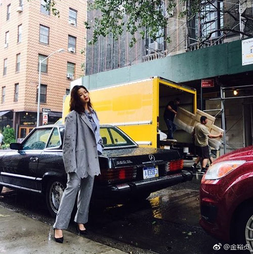 金裕贞微博晒照片 在街边靠着一辆车摆出各种pose