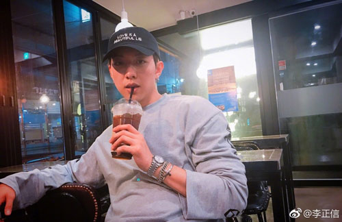 CNBlue成员李正信微博晒照 吃烤肉喝咖啡惬意享受夜晚
