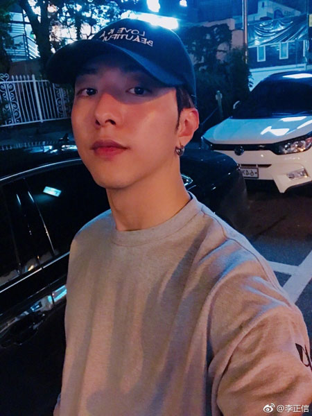 CNBlue成员李正信微博晒照 吃烤肉喝咖啡惬意享受夜晚