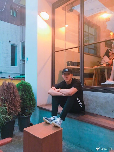 CNBlue成员李正信微博晒照 吃烤肉喝咖啡惬意享受夜晚
