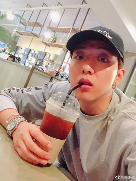 CNBlue成员李正信微博晒照 吃烤肉喝咖啡惬意享受夜晚