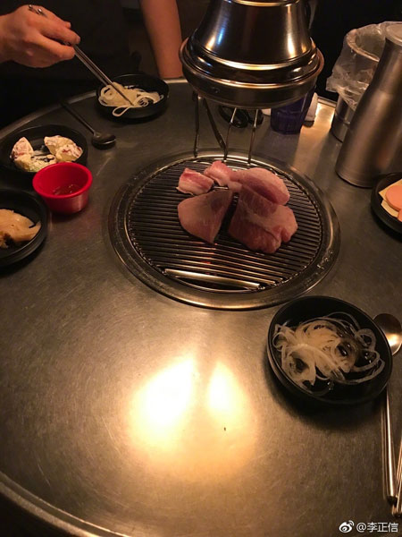 CNBlue成员李正信微博晒照 吃烤肉喝咖啡惬意享受夜晚
