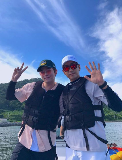 韩志旼Instagram晒与《三时三餐》三成员幸福面貌