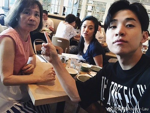 Henry刘宪华微博晒与妈妈和妹妹同游香港的照片 与妈妈互喂甜品