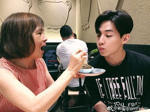 Henry刘宪华微博晒与妈妈和妹妹同游香港的照片 与妈妈互喂甜品