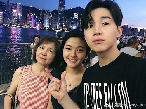 Henry刘宪华微博晒与妈妈和妹妹同游香港的照片 与妈妈互喂甜品