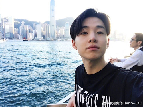 Henry刘宪华微博晒与妈妈和妹妹同游香港的照片 与妈妈互喂甜品