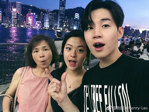 Henry刘宪华微博晒与妈妈和妹妹同游香港的照片 与妈妈互喂甜品