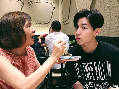 Henry刘宪华微博晒与妈妈和妹妹同游香港的照片 与妈妈互喂甜品