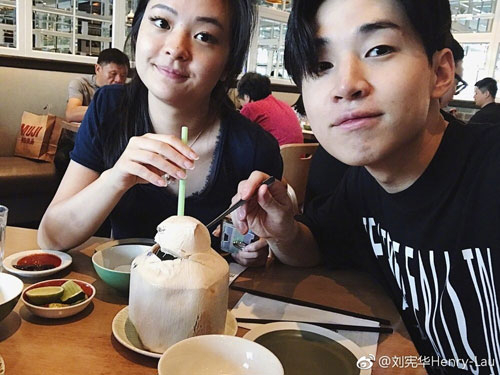 Henry刘宪华微博晒与妈妈和妹妹同游香港的照片 与妈妈互喂甜品
