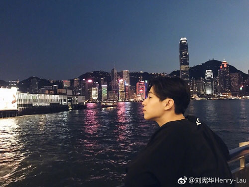 Henry刘宪华微博晒与妈妈和妹妹同游香港的照片 与妈妈互喂甜品