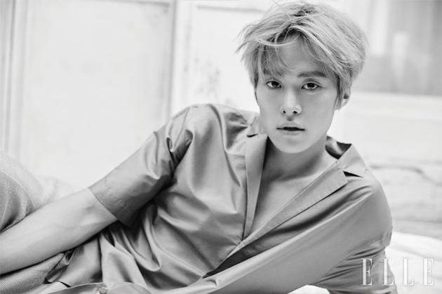 孔明为时尚杂志《ELLE》拍摄最新画报公开 在黑白氛围演绎独特的感性魅力