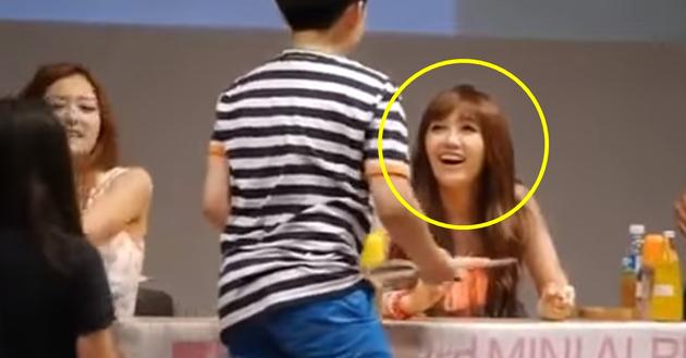 郑恩地看见弟弟后笑了