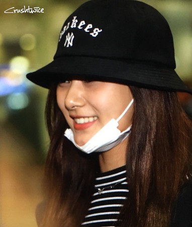 子瑜拉下口罩和粉丝打招呼