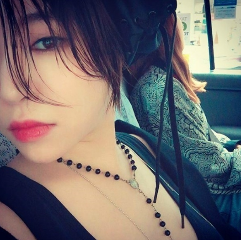 佳仁近况照片公开依旧魅惑的佳仁的美貌模样
