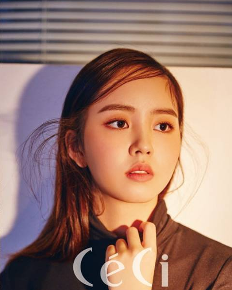 金所炫登上时尚杂志《CECI》11月封面，展现少女及女人形象