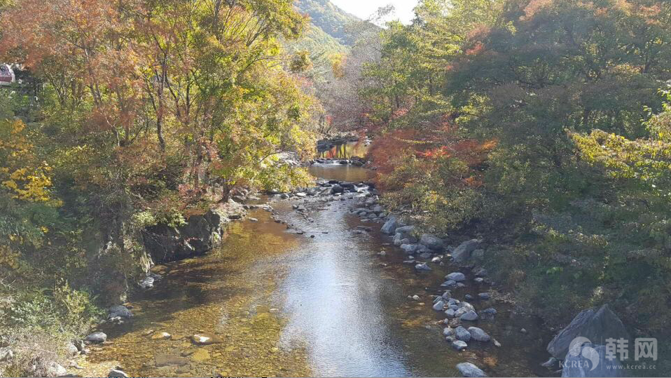 韩国茂朱德裕山秋季溪谷图片欣赏