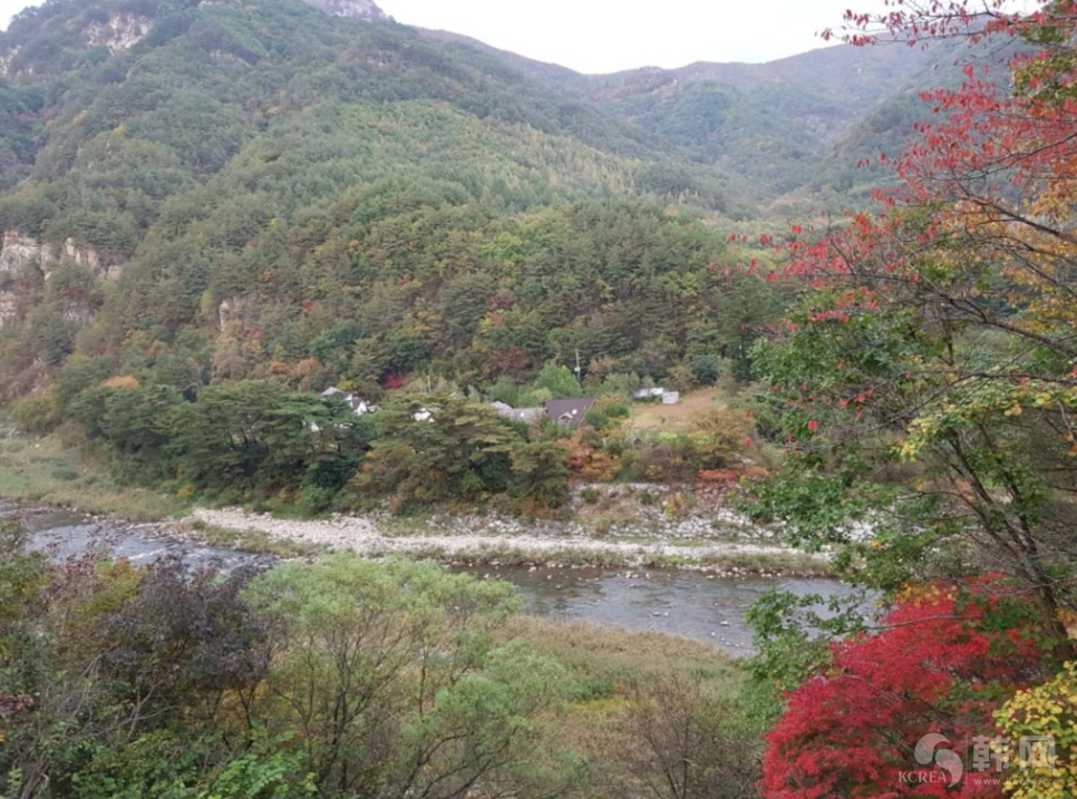 韩国加里旺山山顶溪谷秋季风景图片欣赏