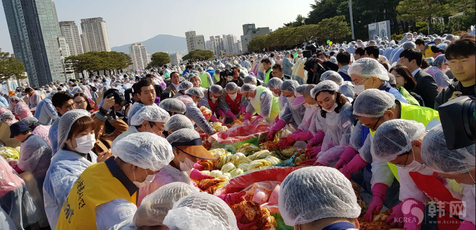 韩国新知识人协会于釜山主办“分享爱，分享泡菜”活动