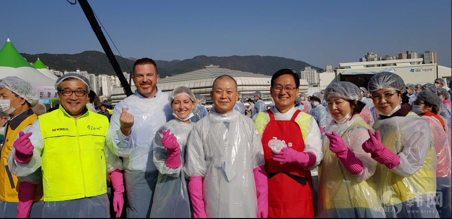 韩国新知识人协会于釜山主办“分享爱，分享泡菜”活动